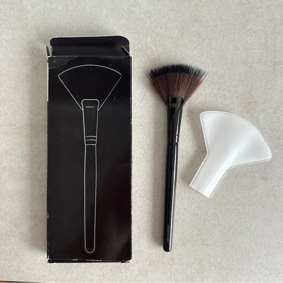 Laura Mercier Fan Powder Brush - Picture 4 of 7